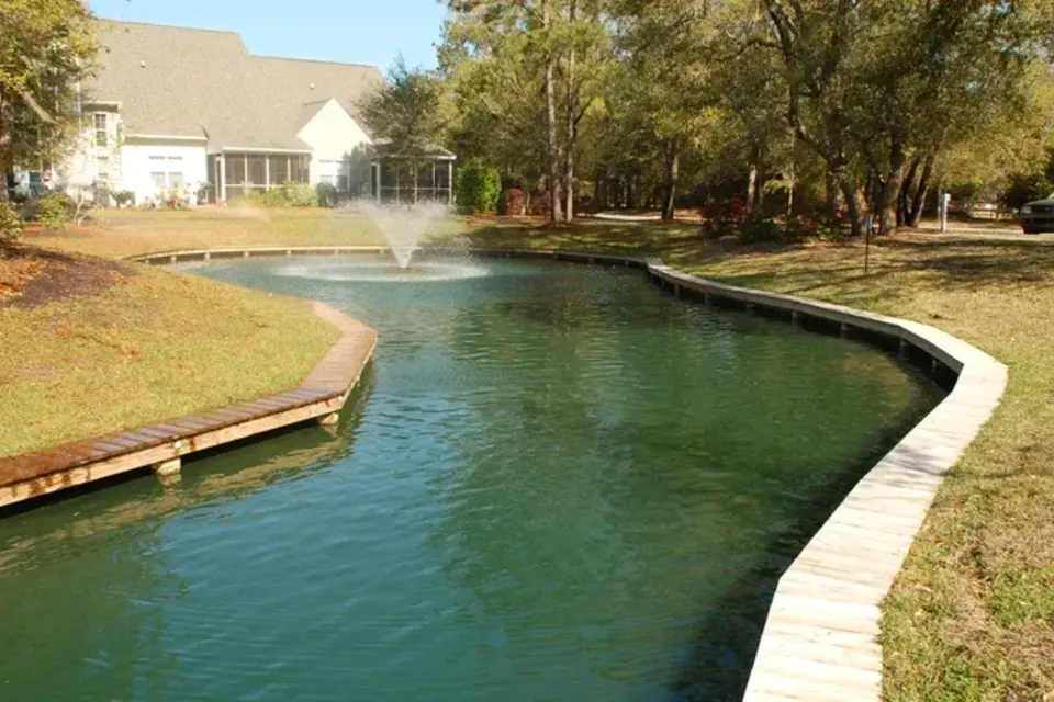 Segmented shoreline wall retaining a residential pond edge